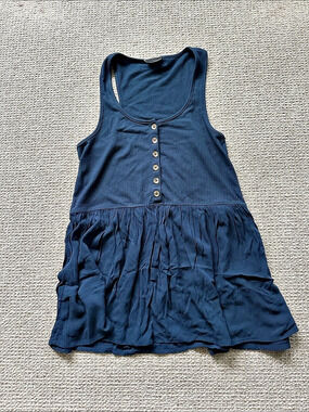 Cute flowy top in navy blue Size XS